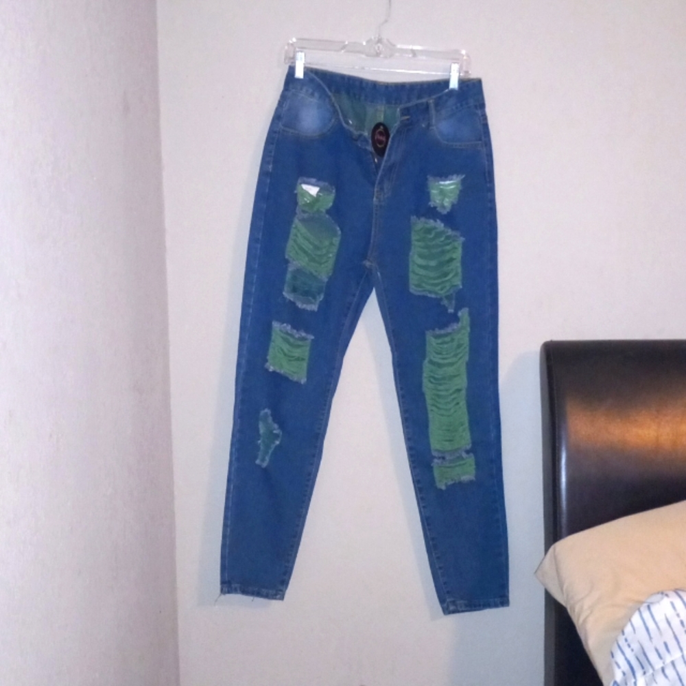 Street jeans never wore, new size large, but they are very small